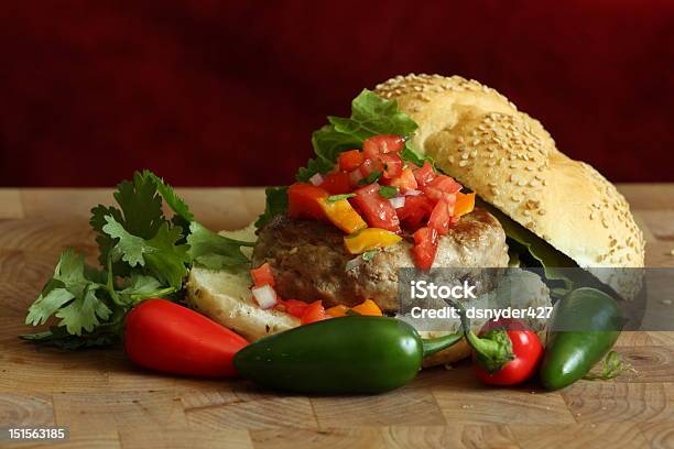 Speziato Coriandoli E Stelle Filanti Hamburger - Fotografie stock e altre immagini di Hamburger - Hamburger, Peperoncino jalapeño, Peperone