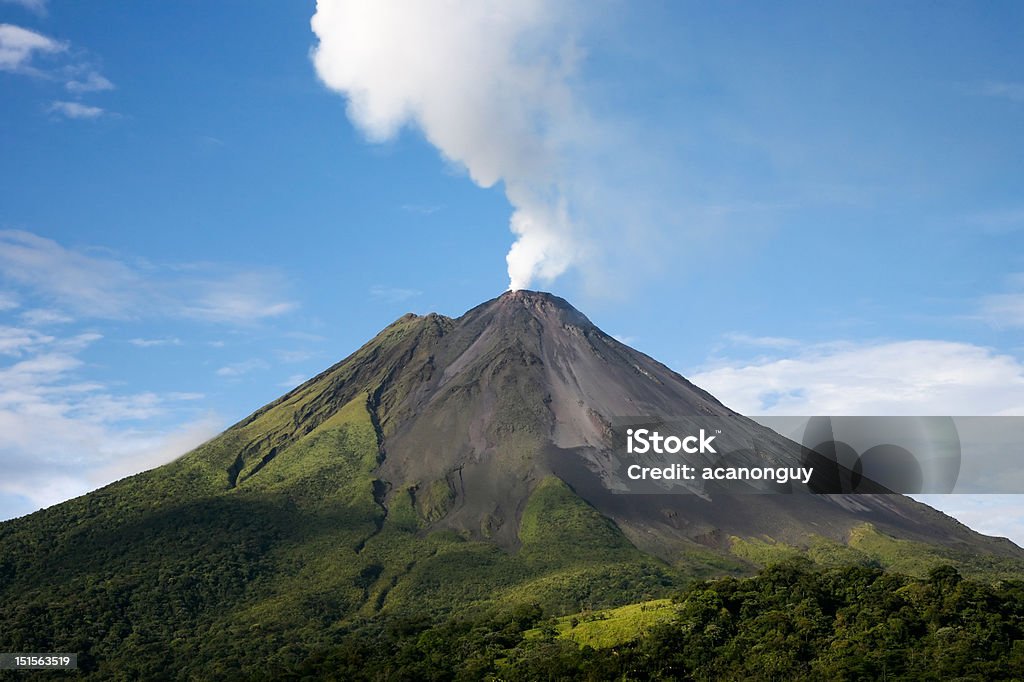 El volcán Arenal en Costa Rica - Foto de stock de Volcán Arenal libre de derechos