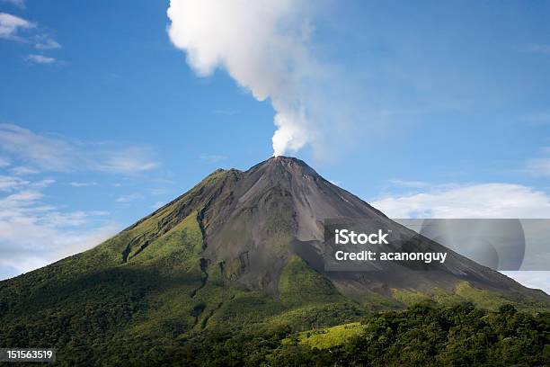 El Volcán Arenal En Costa Rica Foto de stock y más banco de imágenes de Volcán Arenal - Volcán Arenal, Aire libre, Fotografía - Imágenes