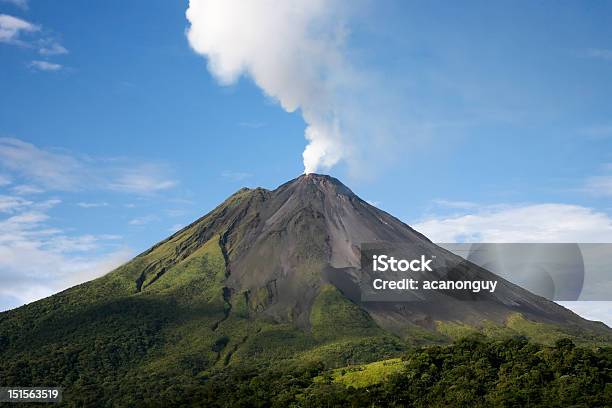 Vulcão Arenal Na Costa Rica - Fotografias de stock e mais imagens de Vulcão Arenal - Vulcão Arenal, Ao Ar Livre, Fotografia - Imagem