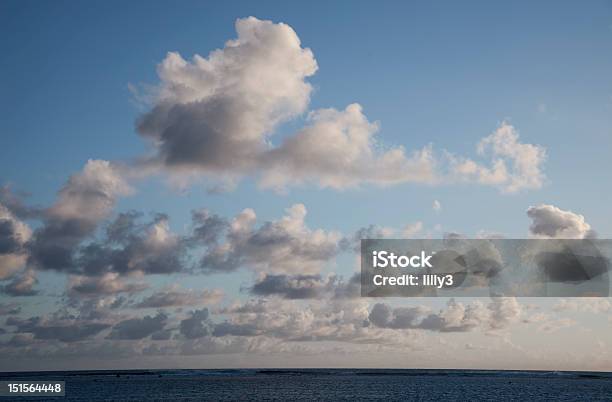 Foto de Cumulus Nuvens Sobre O Mar Ao Pôr Do Sol No Pacífico Sul e mais fotos de stock de Acima