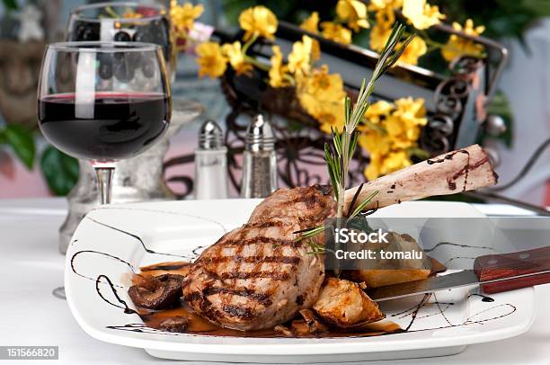 Costolette Di Vitello Cena E Degustazione Di Vini - Fotografie stock e altre immagini di Alla griglia - Alla griglia, Barbecue - Cibo, Bistecca di manzo