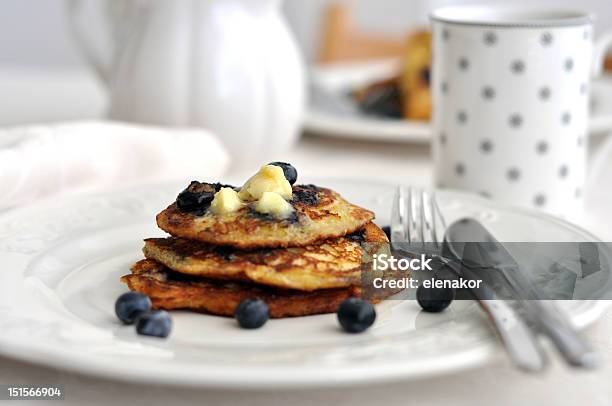 Foto de Panquecas Com Mirtilos Frescos e mais fotos de stock de Alimentação Saudável - Alimentação Saudável, Azul, Baga - Fruta