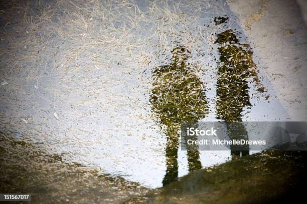 Dos Personas En Reflejo Foto de stock y más banco de imágenes de Abstracto - Abstracto, Adulto, Agua