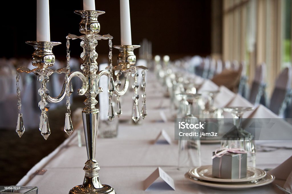 Candelabra en mesa principal - Foto de stock de Boda libre de derechos