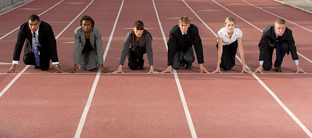 business persone accovacciarsi alla linea di partenza - business sport competition starting line foto e immagini stock