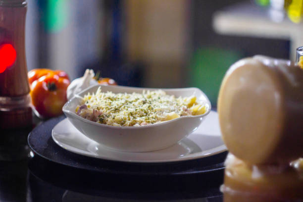 vista especial con comida italiana sobre fondo oscuro con pasta, tomates, ajo, pimienta, queso y fondo de cocina. - restaurante sketch fotografías e imágenes de stock