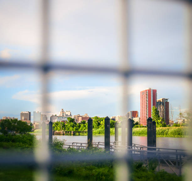 blick auf den fluss - delaware wilmington waterfront skyline stock-fotos und bilder