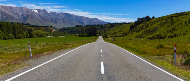 a visão de viagem de estrada da cena de viagem com cena de céu azul no parque nacional de fiordland - road trip road new zealand horizon - fotografias e filmes do acervo