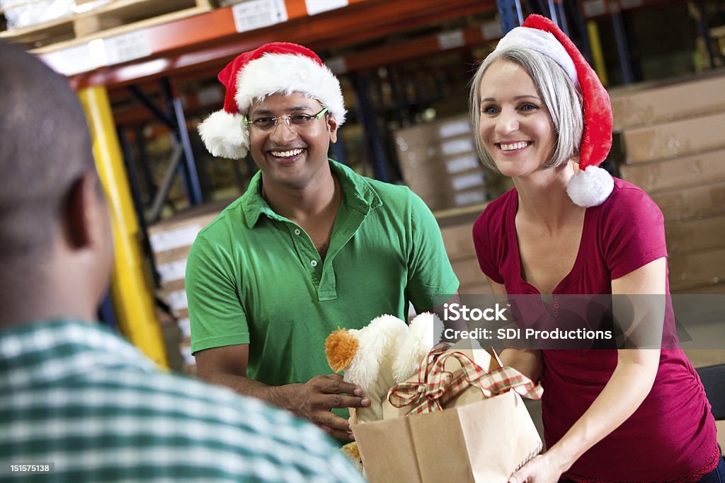 Voluntários coletando doações no Natal - Foto de stock de Natal royalty-free