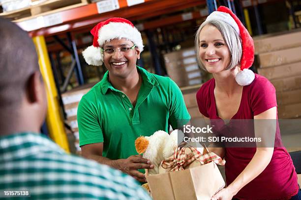 Foto de Voluntários Coletando Doações No Natal e mais fotos de stock de Natal - Natal, Voluntário, Caridade e assistência