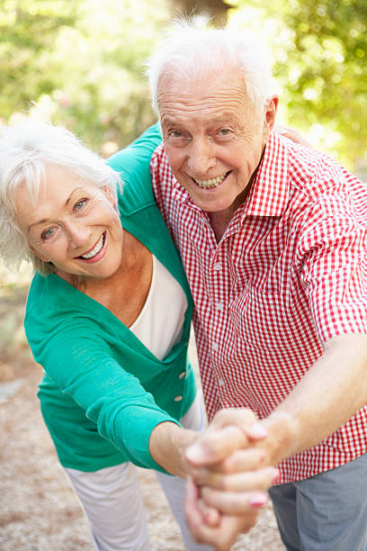 casal de idosos dançando juntos na zona rural - senior couple senior adult action retirement - fotografias e filmes do acervo