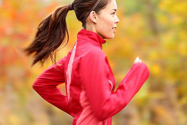 em no outono - running women jogging profile imagens e fotografias de stock