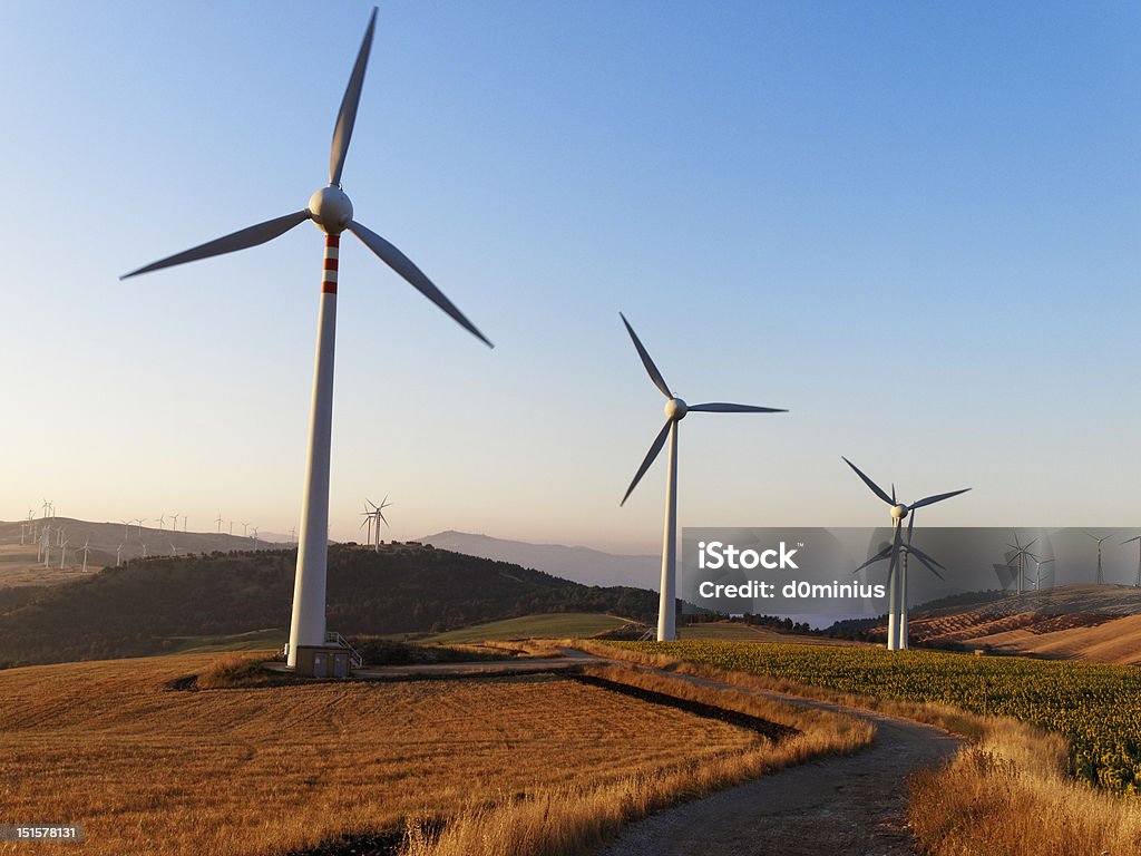 Fazenda de turbinas de vento natural de energia Energia elétrica nascer do sol - Foto de stock de Energia Eólica royalty-free