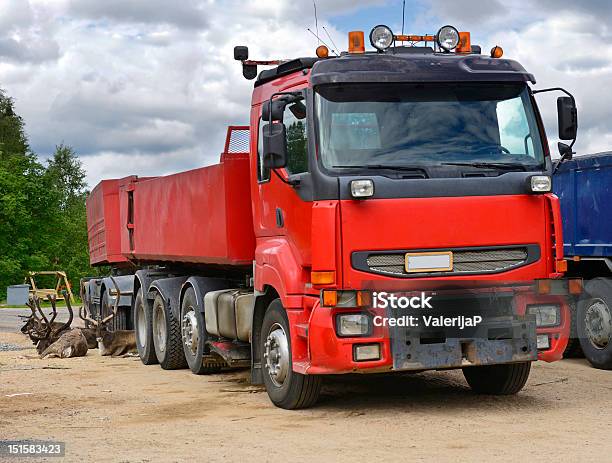 Photo libre de droit de Immense Camion Rouge Et Renne banque d'images et plus d'images libres de droit de Animaux à l'état sauvage - Animaux à l'état sauvage, Cabine, Circulation routière