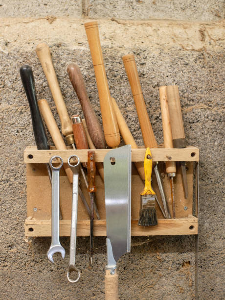 gubias y varias herramientas de torneado de madera, almacenadas en un estante de pared casero - work tool chisel wood mallet fotografías e imágenes de stock