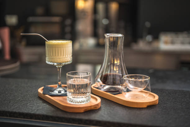 istock Artisan Coffee and Matcha Latte on Stylish Serving Tray in a Modern Cafe 1516107497