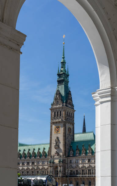 istock Low angle view of Hamburg townhall 1516125257