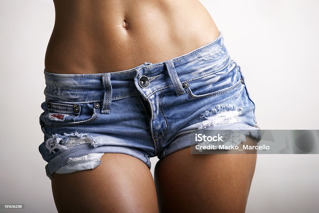 Estomac femme en short de jeans au texas, - Photo de Sensualité libre de droits