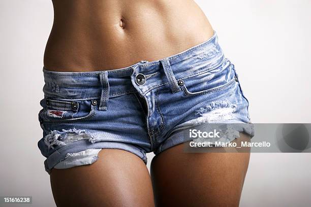 Photo libre de droit de Estomac Femme En Short De Jeans Au Texas banque d'images et plus d'images libres de droit de Sensualité - Sensualité, Jeans, Sexe symbole