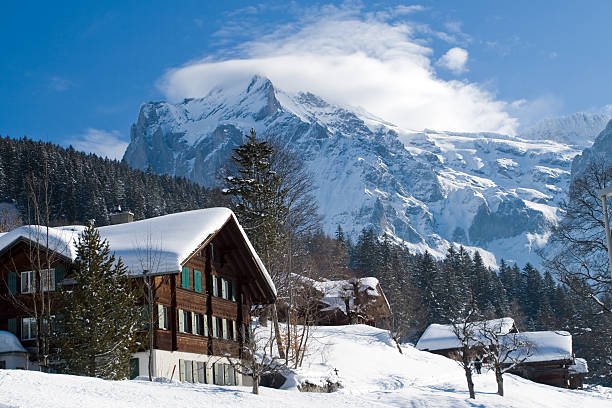 hotel cerca de la zona de esquí de grindelwald. alpes suizos en invierno - switzerland interlaken schreckhorn mountain fotografías e imágenes de stock