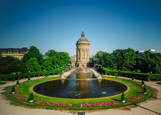 paesaggio urbano di mannheim, baden-württemberg, germania con torre dell'acqua - baden baden green street fountain foto e immagini stock