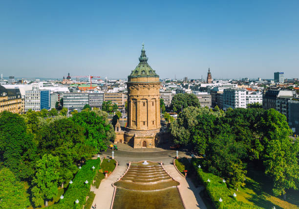 paesaggio urbano di mannheim, baden-württemberg, germania con torre dell'acqua - baden baden green street fountain foto e immagini stock