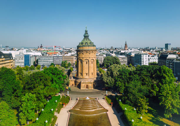 городской пейзаж мангейма, баден-вюртемберг, германия с водонапорной башней - baden baden green street fountain стоковые фото и изображения