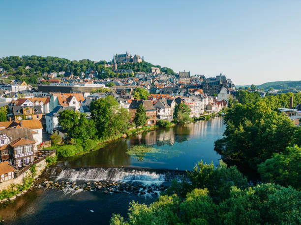 schöne sommerluftaufnahme von marburg, deutschland - hessen stock-fotos und bilder