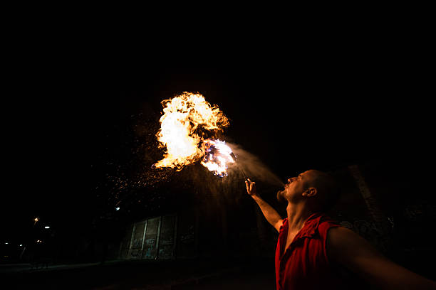 street 퍼포머 화재 브리더 불기 on torch - fire eater fire performance circus performer 뉴스 사진 이미지