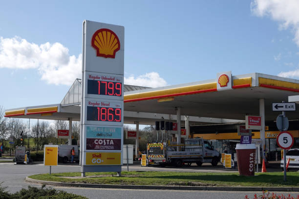 une station-service shell à peterborough services sur la route a1 en angleterre montrant des prix élevés du carburant après l’invasion de l’ukraine par la russie. - gas station service red yellow photos et images de collection