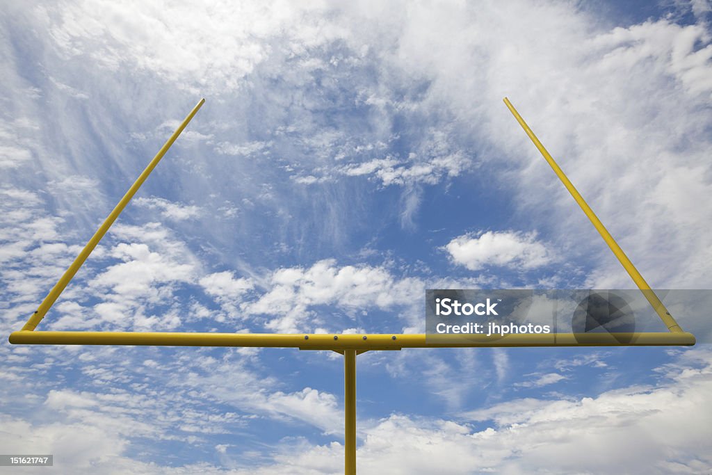 Gol de fútbol americano Postes con nubes y cielo azul - Foto de stock de Dar una patada libre de derechos