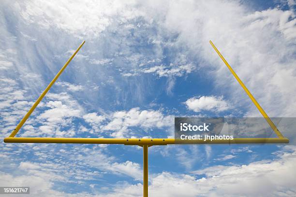 Gol De Fútbol Americano Postes Con Nubes Y Cielo Azul Foto de stock y más banco de imágenes de Dar una patada