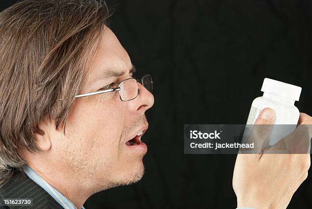 Casual Biznesmen Nosić Okulary Do Czytania Który Próbujesz Odczytać Pigułka B - zdjęcia stockowe i więcej obrazów Czytać