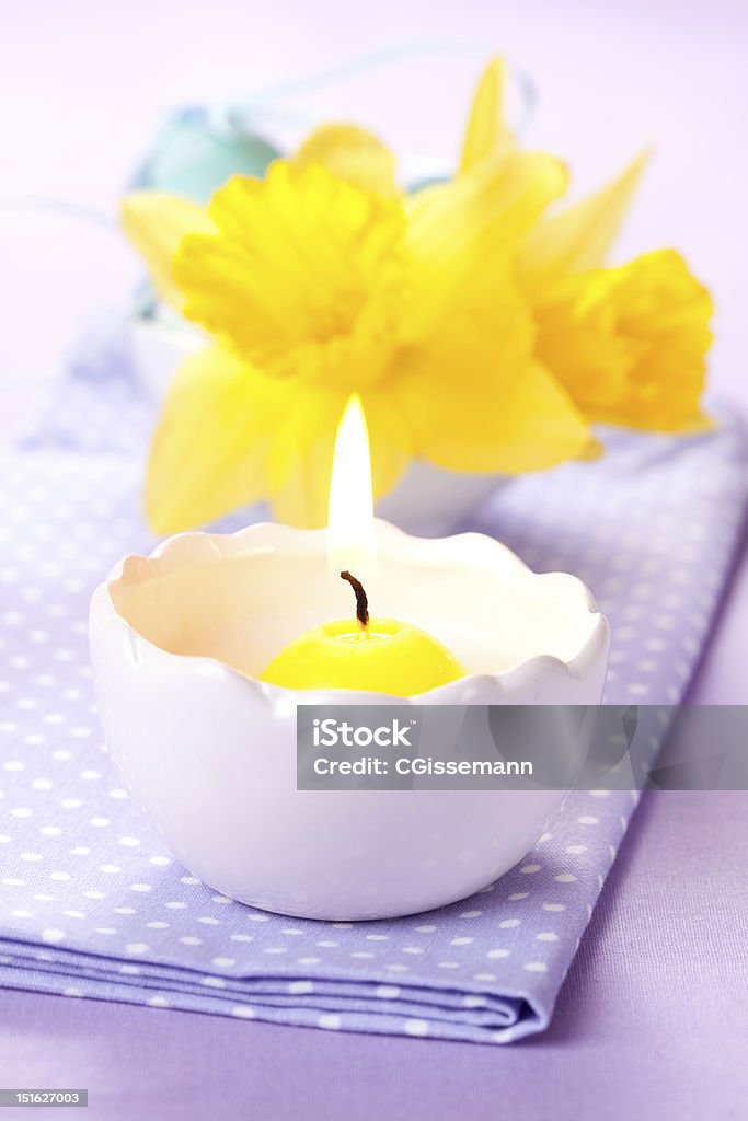 Vela e narcisos - Foto de stock de Acessório royalty-free