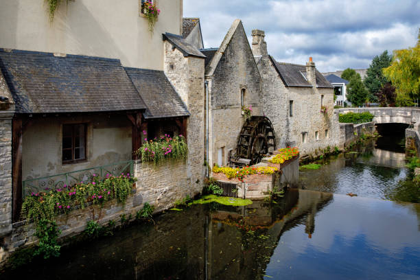 młyn wodny na rzece aure w średniowiecznym mieście bayeux na wybrzeżu normandii we francji. - tkanina z bayeux obrazy zdjęcia i obrazy z banku zdjęć