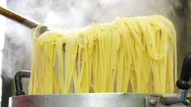 Use a sieve to lift the spaghetti noodles that have already boiled.