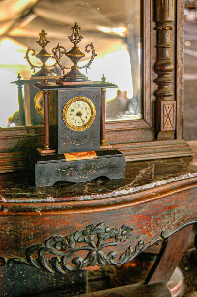 relógio com caixa de madeira na mesa de madeira - antique clock - fotografias e filmes do acervo