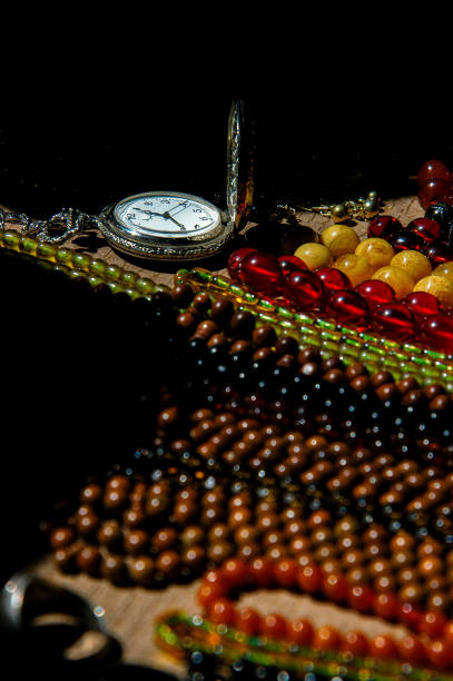 relógios de bolso de segunda mão e contas de oração - antique clock - fotografias e filmes do acervo