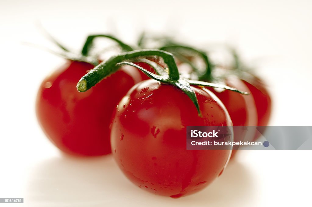 Идеальный свежие Красные помидоры на белом фоне мокрой - Стоковые фото В стиле минимализма роялти-фри