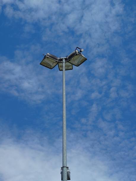 晴れた夏の青い空とスケーターの白い雲を背景に街灯柱、望遠ショットの接写、人はいない - clear sky sky sunny day isolated ストックフォトと画像