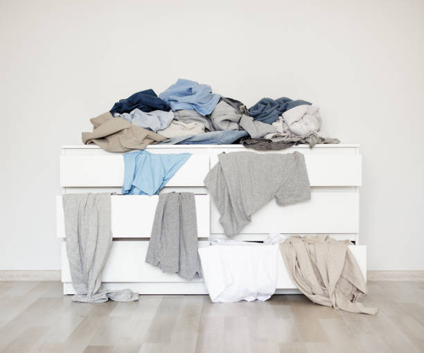 Prace domowe i koncepcja rutyny - komoda ze stertą brudnego prania – zdjęcie