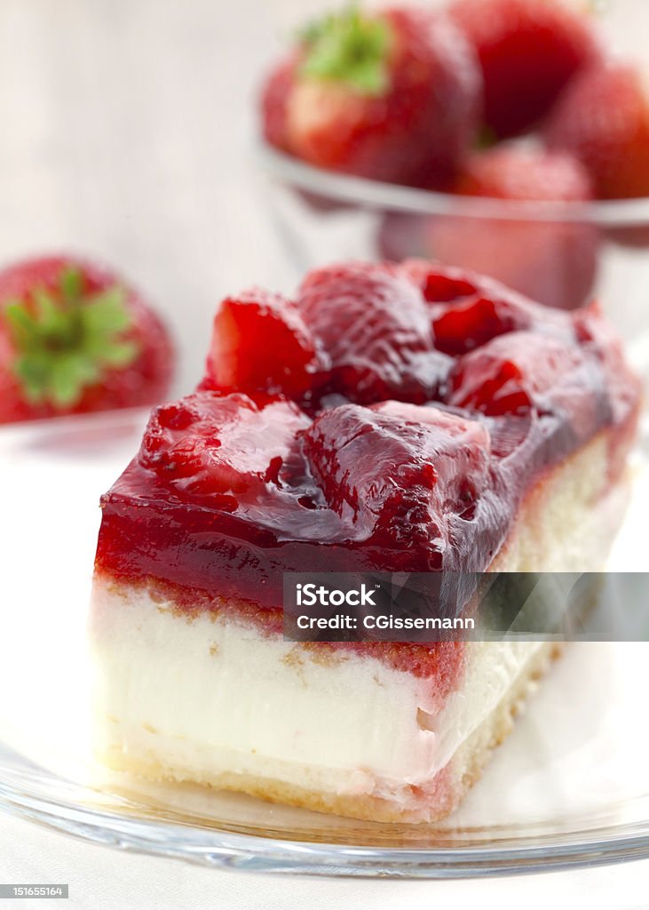 Pastel de crema con fresa - Foto de stock de Tartas de fresas libre de derechos