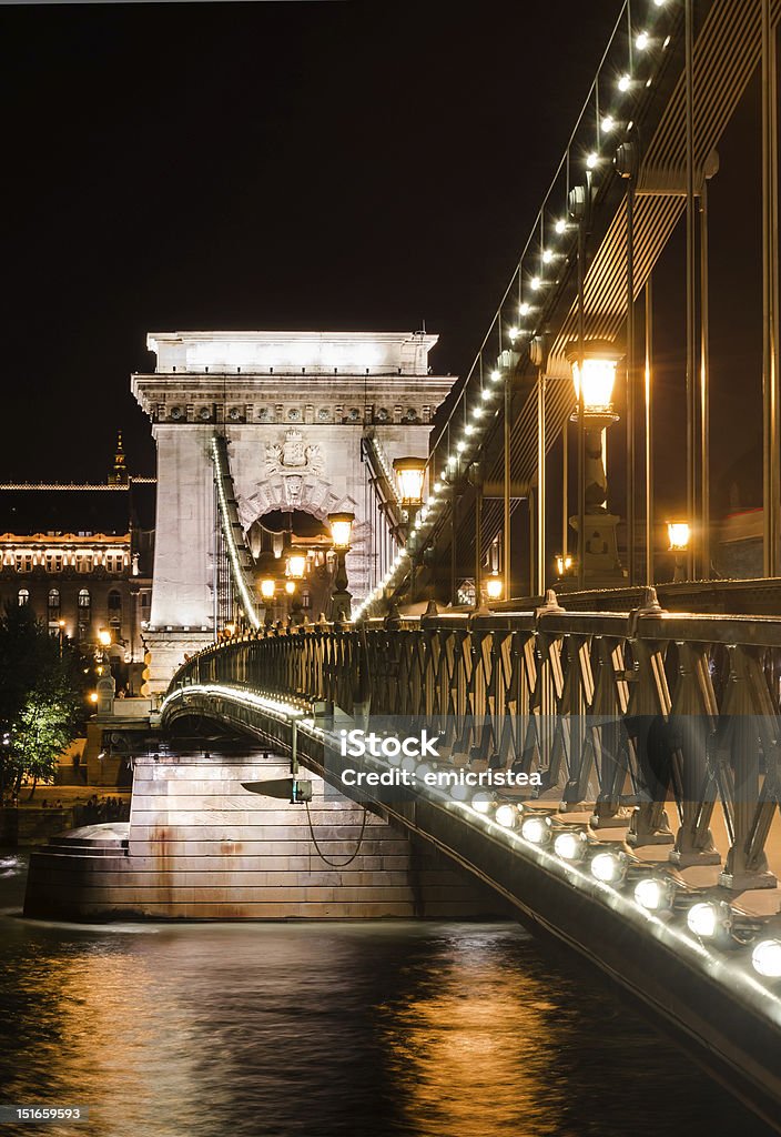 Szechenyi цепной мост в Будапеште ночью отделкой - Стоковые фото Архитектура роялти-фри