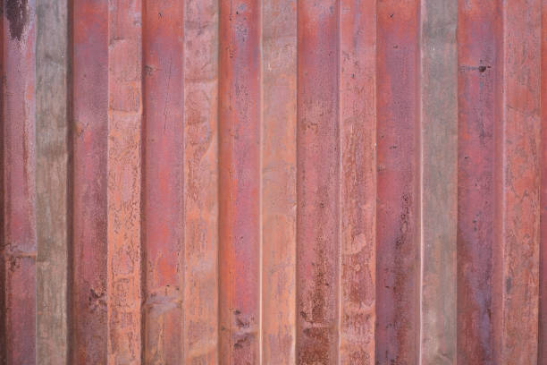 pared de un contenedor de mar con rastros de óxido en la pintura roja. - cargo container metal container rough fotografías e imágenes de stock