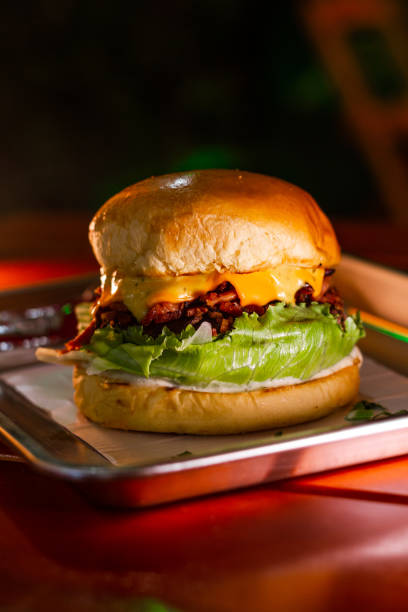 베이컨, 체다, 샐러드 버거: 정말 맛있어요! - bacon cheeseburger 뉴스 사진 이미지