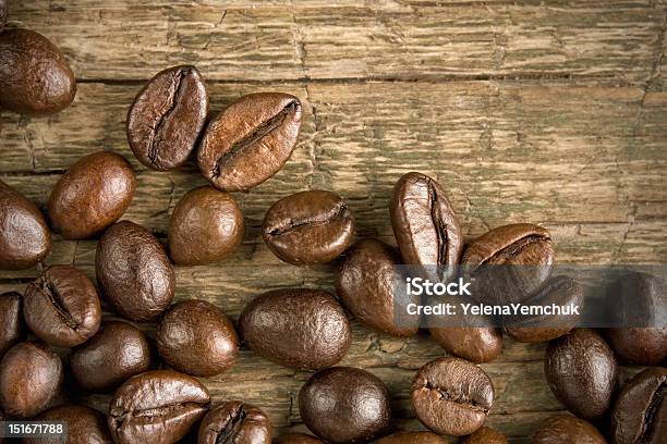 Granos De Café En El Fondo De Madera Vintage Foto de stock y más banco de imágenes de Adicción - Adicción, Alimento, Anticuado