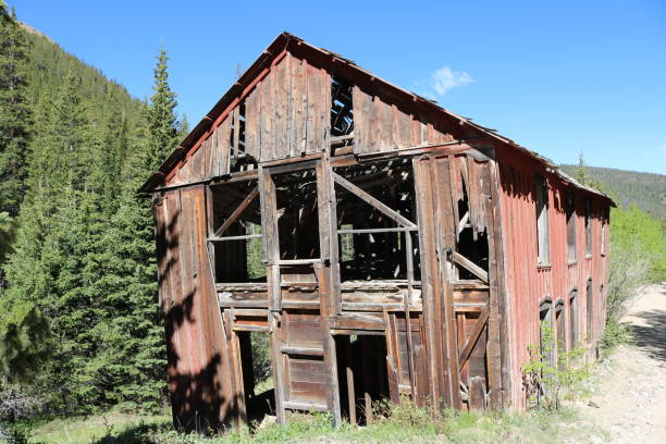 istock Abandoned Building Along Route to Grays Peak 1516822163