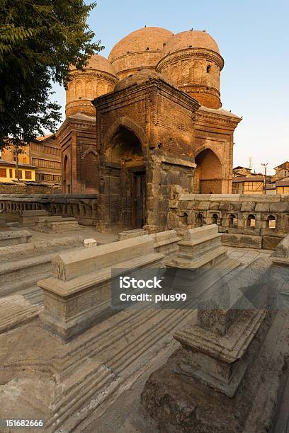 Budshah Túmulo Srinagar Graves Árvore V - Fotografias de stock e mais imagens de Antigo - Antigo, Atrás, Bairro Antigo