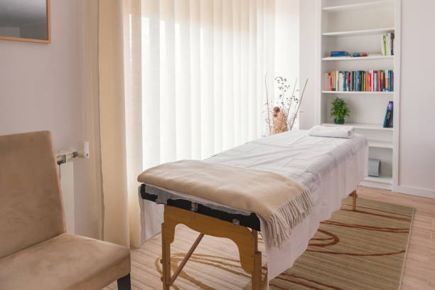 image of a comfortable, peaceful and relaxing space for the practice of various therapies. copy space. - massage table imagens e fotografias de stock